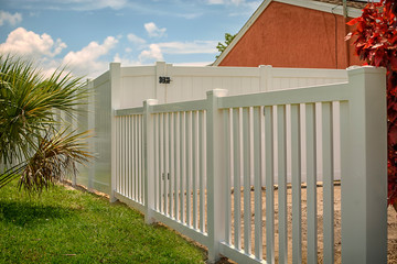 How to Buy and Install a Vinyl Fence